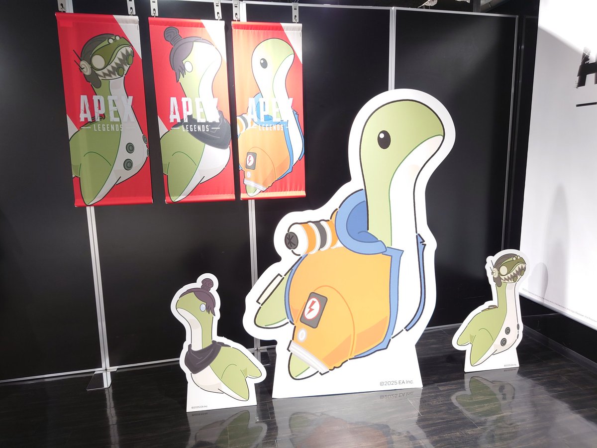 karinson59's tweet photo. やっと来られた！
ネッシーボードが可愛かった🦕

アルテミス激写しました！
女の子だったのですね🐈‍⬛

#ApexPOPUP https://t.co/0OLAc7JoJa