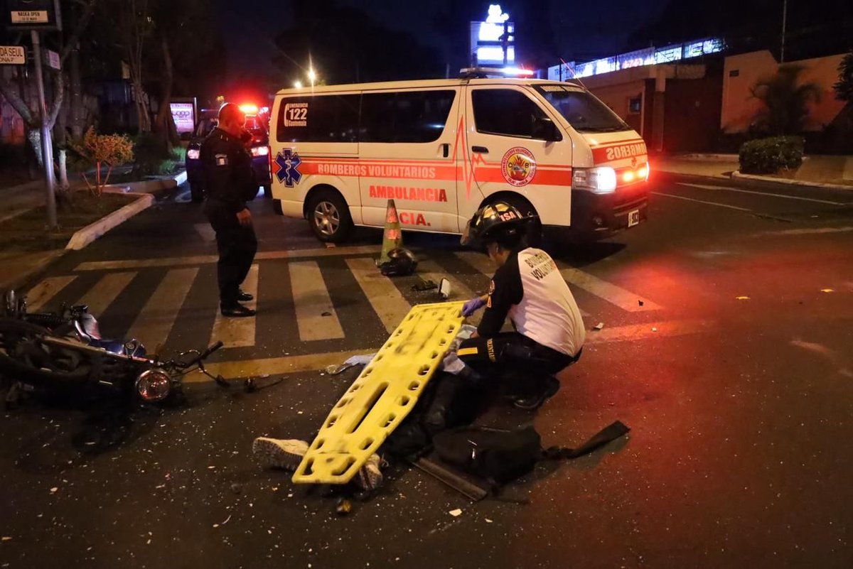 AztecaNoticiaGT's tweet photo. Un accidente de tránsito se registró en la 32 avenida y Calzada Mateo Flores, donde un hombre falleció, la víctima no a sido identificada, pero según los @BVoluntariosGT quienes cubrieron la emergencia, vestía patalon negro, camisa negra y zapatos blancos. Además, una mujer fue trasladada a un centro asistencial en estado delicado.

Vía: @mendoza_abram22