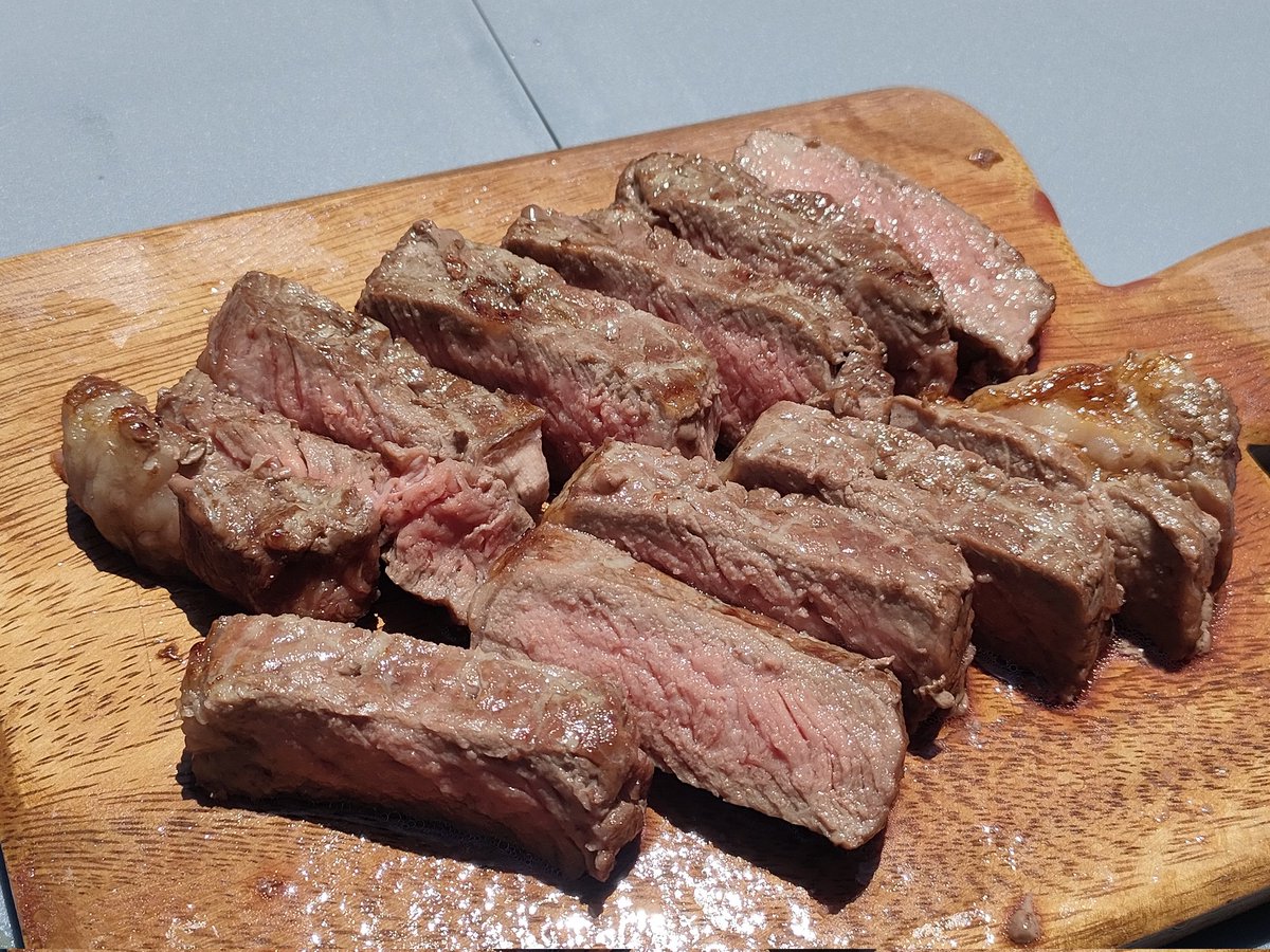 vinrougemhws's tweet photo. BBQ〜!!!!
この極厚ステーキ美味すぎて2秒気絶したわ、海鮮串も最高 https://t.co/rP8k1Ch7KY