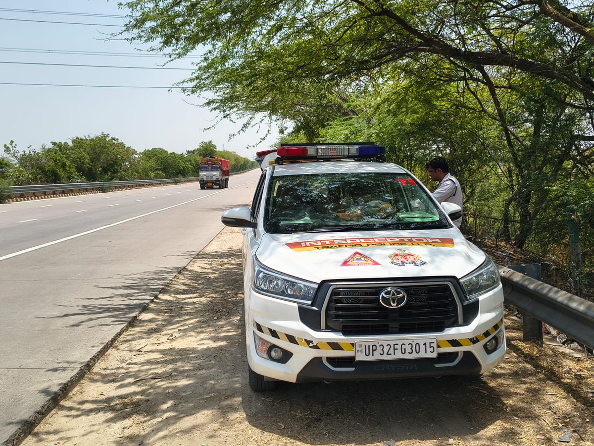 Agratraffic's tweet photo. आज दिनांक 17.05.2026 को #DCPT श्री सोनम कुमार के निर्देशन में @Agratraffic द्वारा यमुना एक्सप्रेसवे पर स्पीड रडार के माध्यम से ओवर स्पीडिंग (तेज रफ्तार) के खिलाफ विशेष अभियान चलाया गया। इस दौरान नियमों का उल्लंघन करने वाले वाहनों पर नियमानुसार कार्यवाही की गई।
@agrapolice https://t.co/NLB9QGjerm