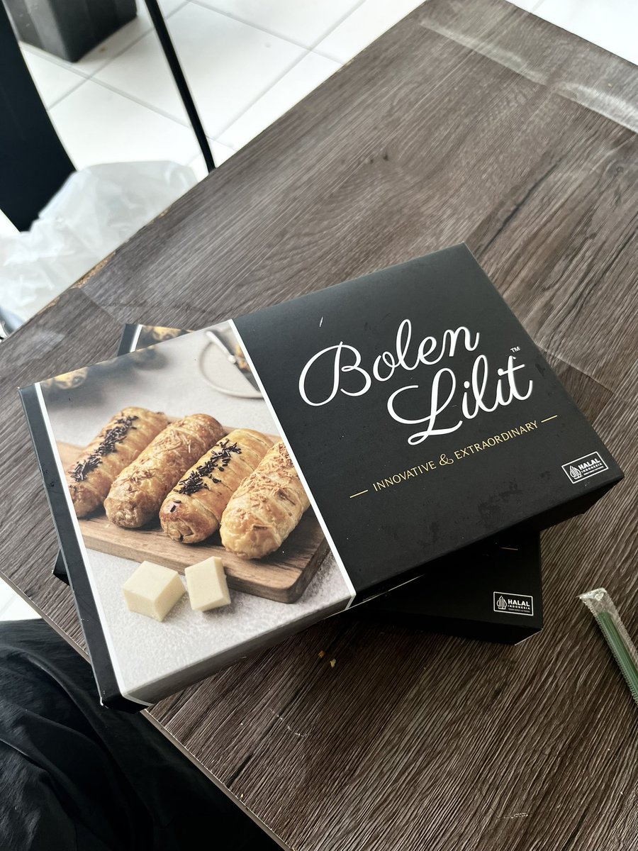 mnusiadoboh's tweet photo. Update soalan jastip bolen yang kemarin: 

Nah ini BOLIT alias bolen lilit yang bikin gua ovt semaleman waktu itu. Jadi, yang kemaren tanya bolen darimana, Ini bolen dari bread. Co. 
(Ga endorse) emang seenak itu rasanya. https://t.co/jpVdn87rPE