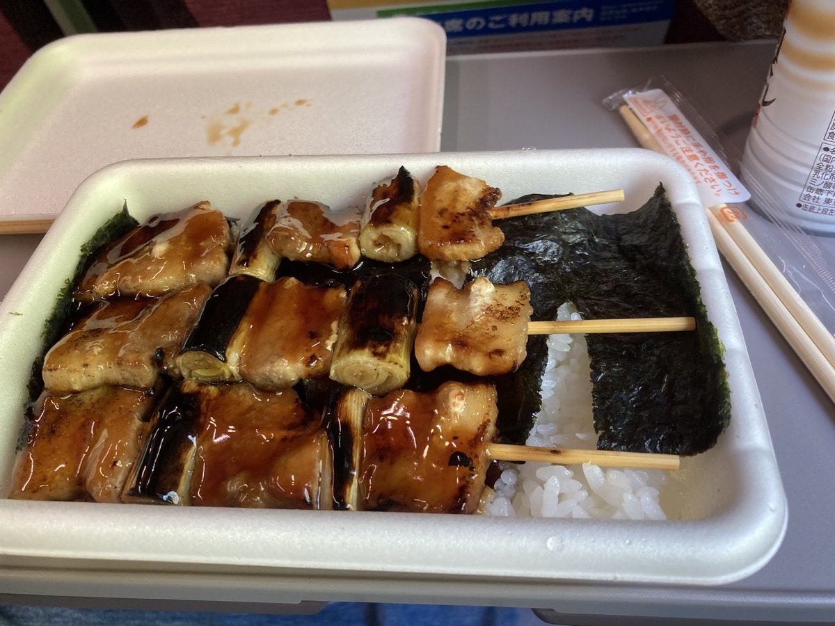 hiro_P1122's tweet photo. 新千歳空港までの北斗車内にて
美味しく「タレ」をいただきました

2枚目は昨日食べた「うま辛」あじでした

ハセスト近所にできへんかな🤨
その前にセコマできひんやろな https://t.co/3DeejRpxkx