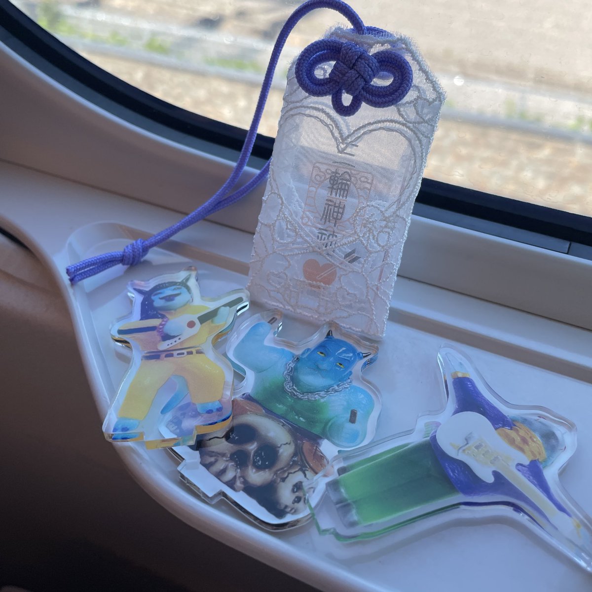 kit_crane's tweet photo. 毎度帰りの新幹線でアクスタ持ってきてたの気づく民、、、名古屋で撮るタイミングいっぱいあったでしょうが😭 https://t.co/3LfW06NW02