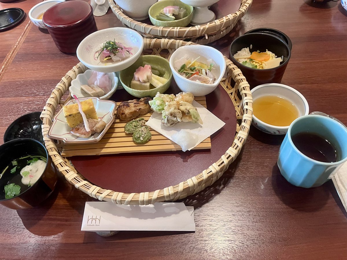 NaKo_Dec21's tweet photo. 親と親戚に誘われて北海道ホテルでランチでした。私は本当に無関係なんだけど親戚がお金持ってるので金銭感覚にバグがあって、なんのイベントでもないのにこういうランチに呼ばれたりする。
そのまま旦那と二人でドライブがてら鹿追のroku.行ってきた。ケーキお洒落で美味しくて素敵なお店だった。 https://t.co/uQVveNKLiz