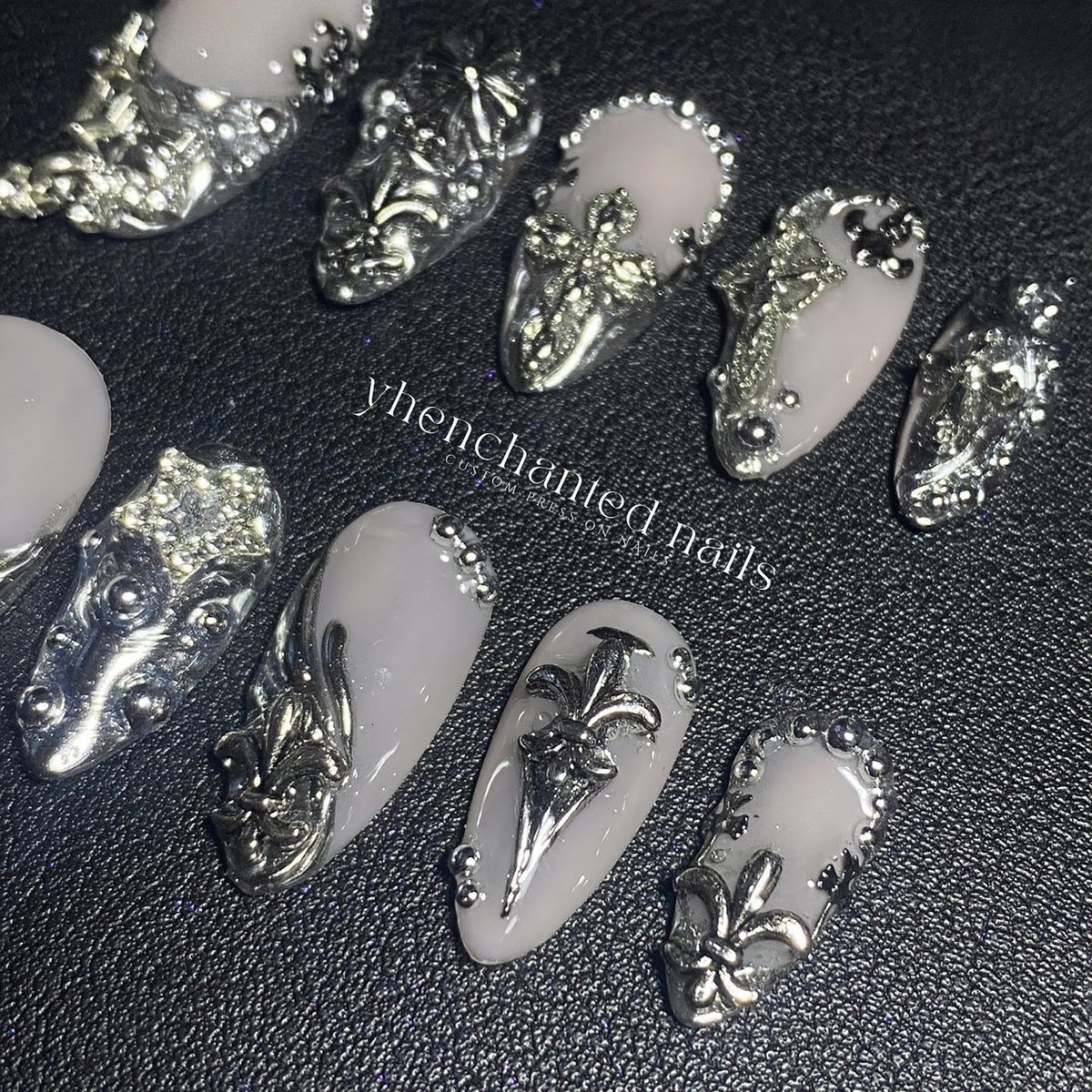 yhenchanted's tweet photo. FELIP ‘SULFUR’ ⚜️ inspired press on nails

— dm us to order! 📩

*charm placement and design may vary based on your chosen shape/length

#FELIP https://t.co/rHC2K0dCfv