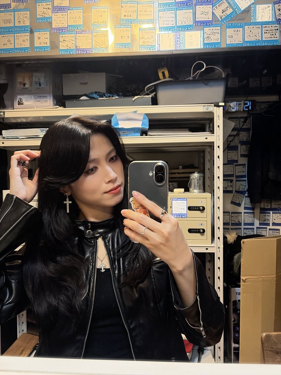 rankm__'s tweet photo. 強い女のイメージでいきたかったので、韓国アイドルのガールクラッシュ系グループイメージです🖤

カラコン 
GAL NEVER DIE / ロックスター
リップ 
ANNA SUI ブラッシュ ルージュ 500
rom&amp;nd グラスティングカラーグロス05 https://t.co/y8HmhaYK1N