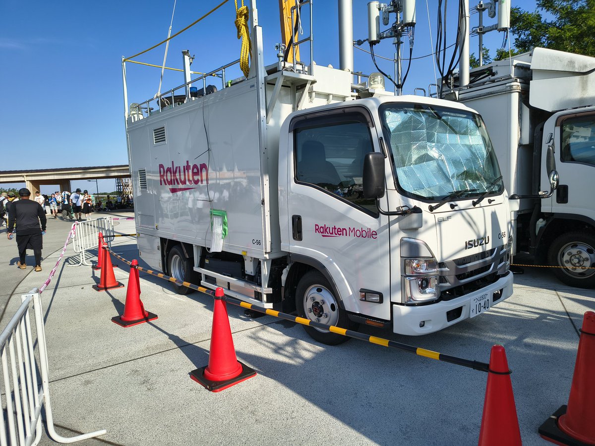 acrd_99's tweet photo. #メトロック に来ています。3大キャリアに加えて楽天モバイルの移動基地局が。意地を感じますね。
ドコモだけ2台なのは1台あたりのキャパなのか、シェアやユーザー層を加味した数の予測の上なのか、あるいはこちらもまた意地なのか。 https://t.co/K8pZx1uRRV