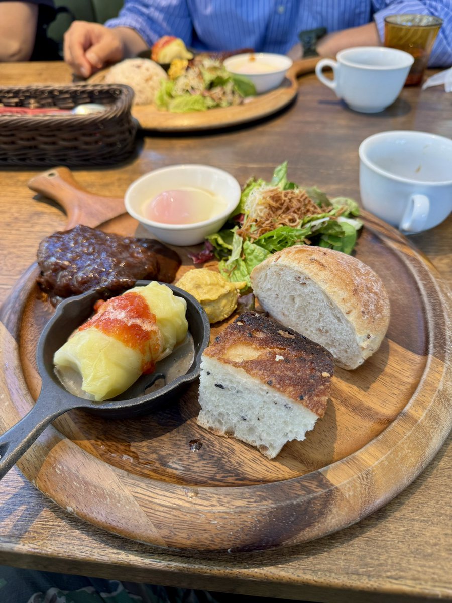 kensukejoji's tweet photo. 今日の突然ちゅる散歩は、満開のフラワーパークで素敵カフェランチ。バルコニー菜園の野菜苗を仕入れ。悦。 https://t.co/CFcMTTd5km