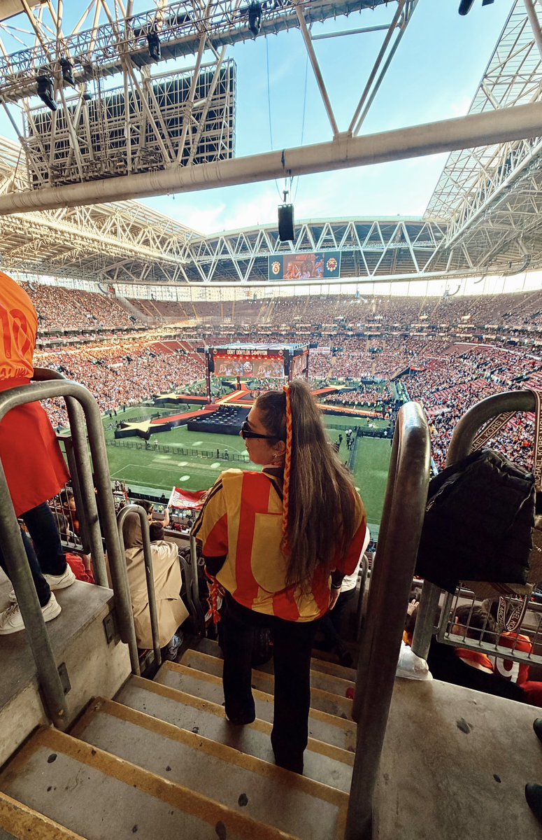Elaaleev's tweet photo. 💛❤️🏆 https://t.co/VzjEri5gOX