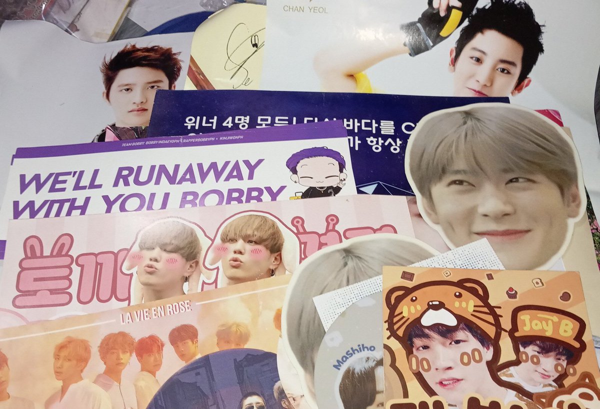 hanakcart's tweet photo. ꒰ wts lfb ph #hanakcartsells 💓 ꒱ 

୨୧ 92pcs banner + 13poster + 7fans + 100pcs sticker
╰─▸ ₱300 only take all

— unoff, (mostly svt, bts, treasure, nct)
— good for freebies &amp; giveaway
— what u see is what u get
— rfs: decluttering
— mod: jnt | mop: gcash https://t.co/44kMYBPewJ