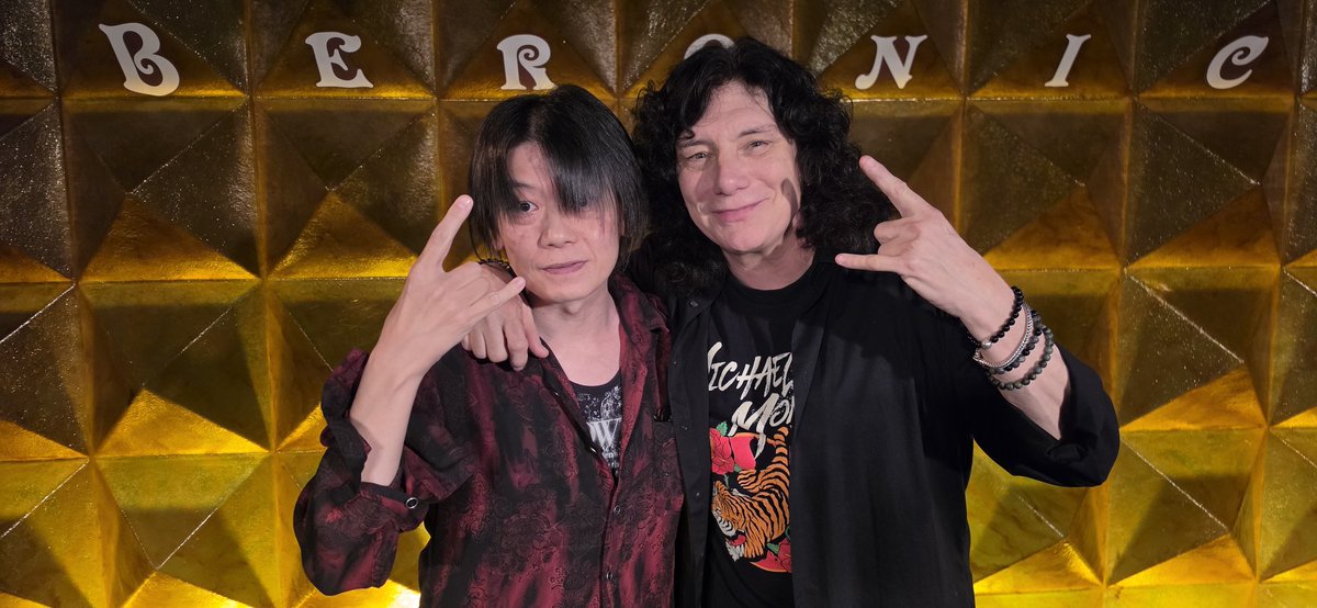 torikojiryouko1's tweet photo. 今日は　#エリックマーティン　の　#LITTLEDEVILsCLUB　#プライベート・パーティー　へ行ってきました。
Q&amp;Aで僕の質問が読まれエリック本人に好きな曲はと聞かれめちゃめちゃ緊張しました。ミーグリでは前回撮っていただいた写真にサインをしてもらい、今回も写真を撮れて最高でした。 https://t.co/2vMUey7Xkt