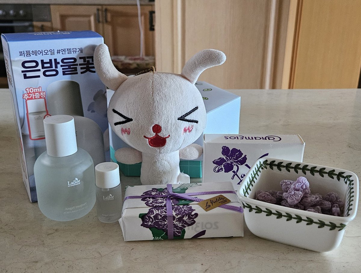 hwiran's tweet photo. #몰락교단의천재조향사
가 끼친 영향.
제비꽃 캔디 구매.
은방울꽃 헤어 오일 선물 받음.
.
사탕은 선물도 하려고 여러 개 구입했다가
맛이 호불호가 갈릴 것 같아서 못 함.ㅋ
사탕인데 향수 맛이... 
.
은방울꽃은 여주 별명.
2부 연재를 목놓아 기다리는 중. https://t.co/jnYgOXhqIg