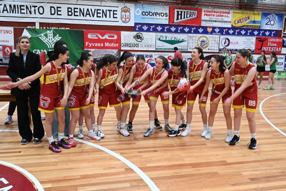 FBCyLLeon's tweet photo. Benavente (campeón) y Virgen del Camino (subcampeón) de la final junior provincial femenina https://t.co/rOy6R2OxrF