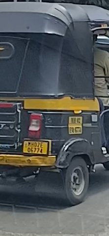gala_vinit's tweet photo. Andheri West sharing rickshaw openly carry 4 passengers illegally. Rickshaw MH02-EQ-6774 was seen carrying a 4th passenger beside driver, jumping signal &amp; rash driving. Complaints ignored. Waiting for action @MTPHereToHelp
@MumbaiPolice
@TransportofMAHA
@AndheriPS
@RoadsOfMumbai https://t.co/cmH8H4QIyT