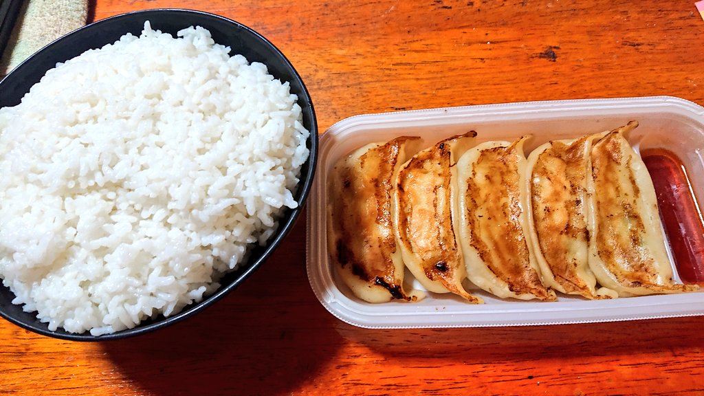 きょん☆やん様　日曜日 夕飯はセブンの餃子🥟🍚です✌️