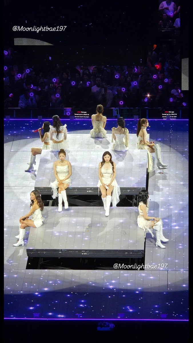 Moonlightbae197's tweet photo. #TWICEINFRANCE
#TWICE_THISISFOR 
Je suis trop fan de ma photo du haut de ma cat7 🤍🍭 https://t.co/BsXIj0REyG