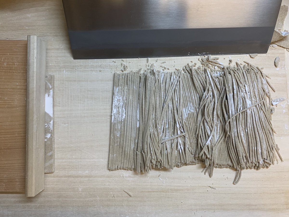 nu_saunner's tweet photo. 週末手打ちそば#6

信州臼引き蕎麦粉の八二蕎麦＋舞茸天麩羅

昨日の長野出張で仕入れた食材を使って。

蕎麦打ちは麺が切れなくはなってきたが、角出しが下手で長さが揃わない
猫の手もぎこちない。まだまだ先は長い☀️ https://t.co/yUaX7akMkS