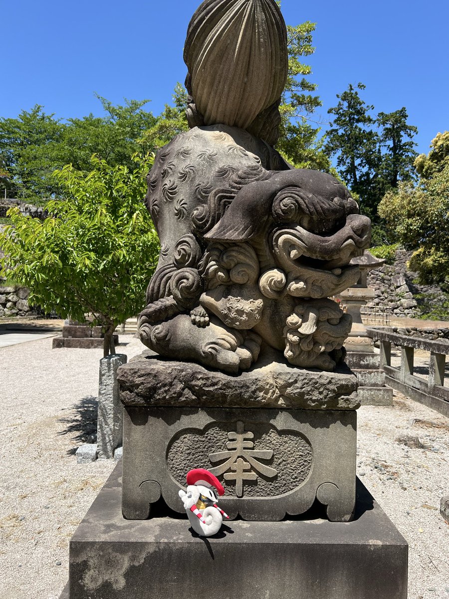 benjam1n_woods's tweet photo. Day 2-2: Dropped by MatsueJo & had the city & Shinjiko’s panoramic view! Its distinctiveness lies on its original wooden main keep, stone walls & moat.
松江城から水郷の風景を眺めた~
#MatsueJo #Escavalier #PokePlush
#松江城 #シュバルゴ #ポケぬい #ぬい撮り https://t.co/xJDF3sewE8