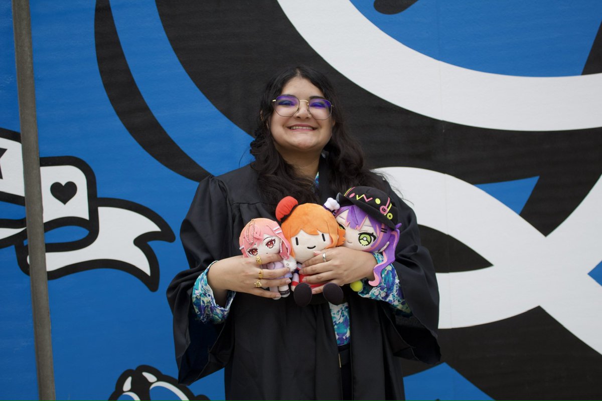 cooKymansta's tweet photo. 大学を卒業した、my graduation cap is #ReGLOSS themed (specifically the Daybreak outfits). ReGLOSS means so much to me, so I dedicated my cap to the 5 of them. (Plus bonus pic with all three of my GOATS, thanks for getting me through nursing school) #GLOSSER #莉々華みてみて #kfp https://t.co/6AGO7aUE0Q