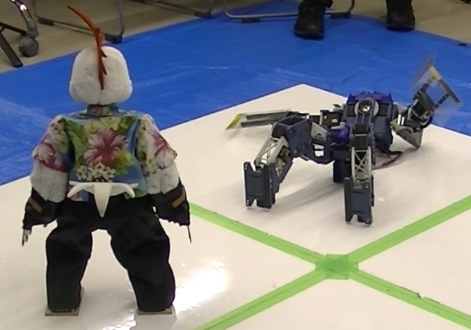 LEGHORNsROOM's tweet photo. 中部ロボット練習会(その1)
5月16日、中部ロボット練習会に参加してきました。大同大学の大会が消滅してからはこれが中部の大会のような感覚になっております。気分転換に人型レスコンなどに使用している平行リンクじゃない方のレグホーンで参加しましたが、前転蹴りの衝撃で足首サーボを負傷して敗退 https://t.co/KiD2UMqRN1
