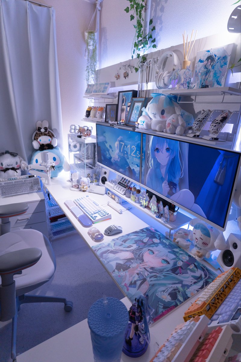 White……At a cool desk🍨 #desksetup #stormpc