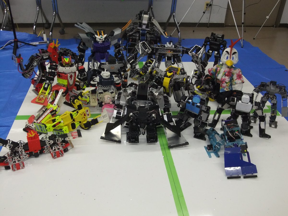 LEGHORNsROOM's tweet photo. 中部ロボット練習会(その2)
決勝戦はフラウ(パウラ)VSシャクラ、超絶滑りやすいリングによりフラウがリングアウトし、シャクラが優勝！あとで動画もUPします。また1年後？くらいに参加させていただきます〜🐔 https://t.co/0pdZWJ4bfT