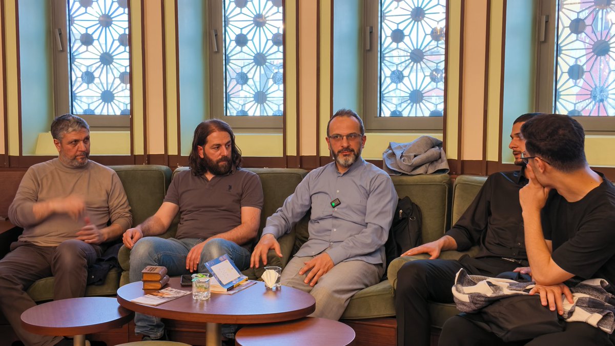 Tohumhareketi's tweet photo. İslam ve Batı medeniyetlerinin kesişim noktası olan İstanbul'da; davet alanındaki imkân ve ihtiyaçlar ile Kim Vakfının yürüttüğü takdire şayan çalışmaları Mustafa Karaca hocamızdan dinledik.

Davete ilgi ve farkındalığın arttığı programa katılan tüm dostlarımıza teşekkür ederiz. https://t.co/ME3Bh7yKRd