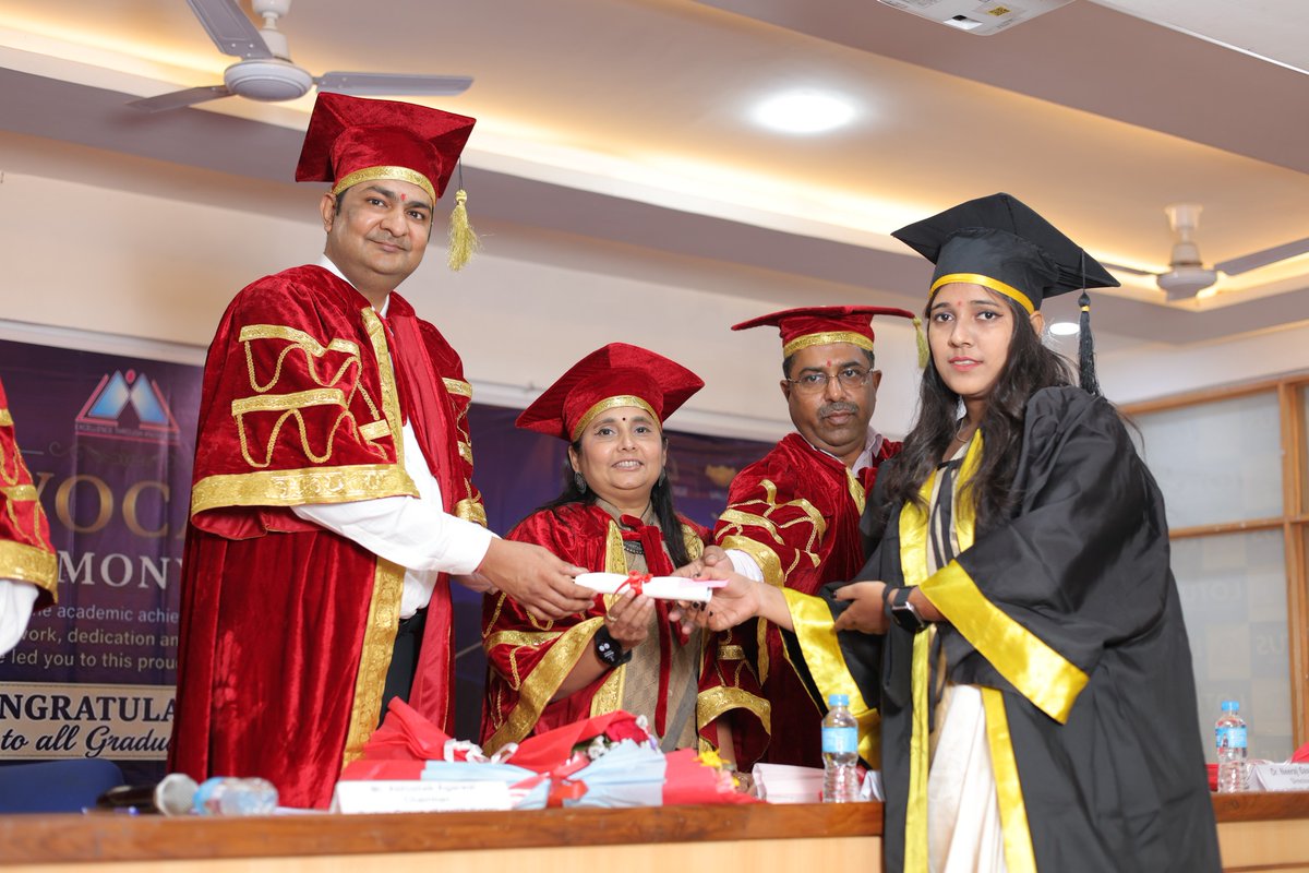 nidhi_sathiya's tweet photo. Feeling deeply honoured to be invited as the Chief Guest for the Convocation Ceremony for students of Lotus Group of Institutions, Bareilly. 

It was a privilege to interact with the young achievers and share my thoughts on #Employability, #Adaptability All the best Graduates!! https://t.co/5GJLRShTXw