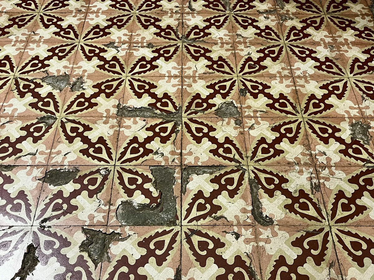 Bcnsingular's tweet photo. L’herboristeria més antiga de la #ViladeGràcia, oberta el 1855 per la família Llobet, conserva dins el mobiliari original… i un model de rajoles hidràuliques extraordinari! (tvra. Gràcia 159) https://t.co/7jDeP2JvcO