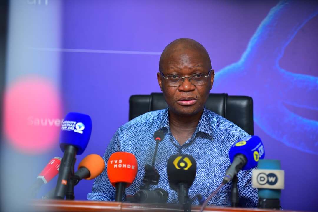 MinSanteRDC's tweet photo. Le samedi 16 mai 2026, le Ministre de la Santé Publique a déclaré au nom du Gouvernement la 17ᵉ épidémie d'Ebola en RDC.

📍 Province de l'Ituri — Zones de Rwampara, Mongwalu et Bunia.
Souche Bundibugyo confirmée par l'INRB.
8 cas positifs · 246 suspects · 80 décès.
Réponse activée. Équipes déployées. Prise en charge gratuite.

Appelez le 151 immédiatement si vous observez fièvre et saignements dans votre entourage.
Seize fois déclarée. Seize fois vaincue.
La 17ᵉ ne sera pas différente.