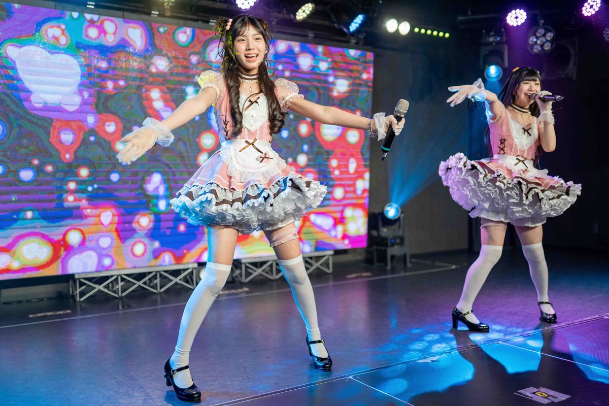 simoyama6's tweet photo. 260517
五反田G7
IDOL SPIRITS  -youth-5月号

G7は舞台が近いけど暗い
＆バックのスクリーンは明るいので
撮るのにいつも苦戦するのであった。

というわけで
CHEERFULのかわいさに助けられつつ
いつもと違うレンズ(35mmF1.4)で

#CHEERFUL
#桜まほ
#丸上ひまり https://t.co/VEH81styOM