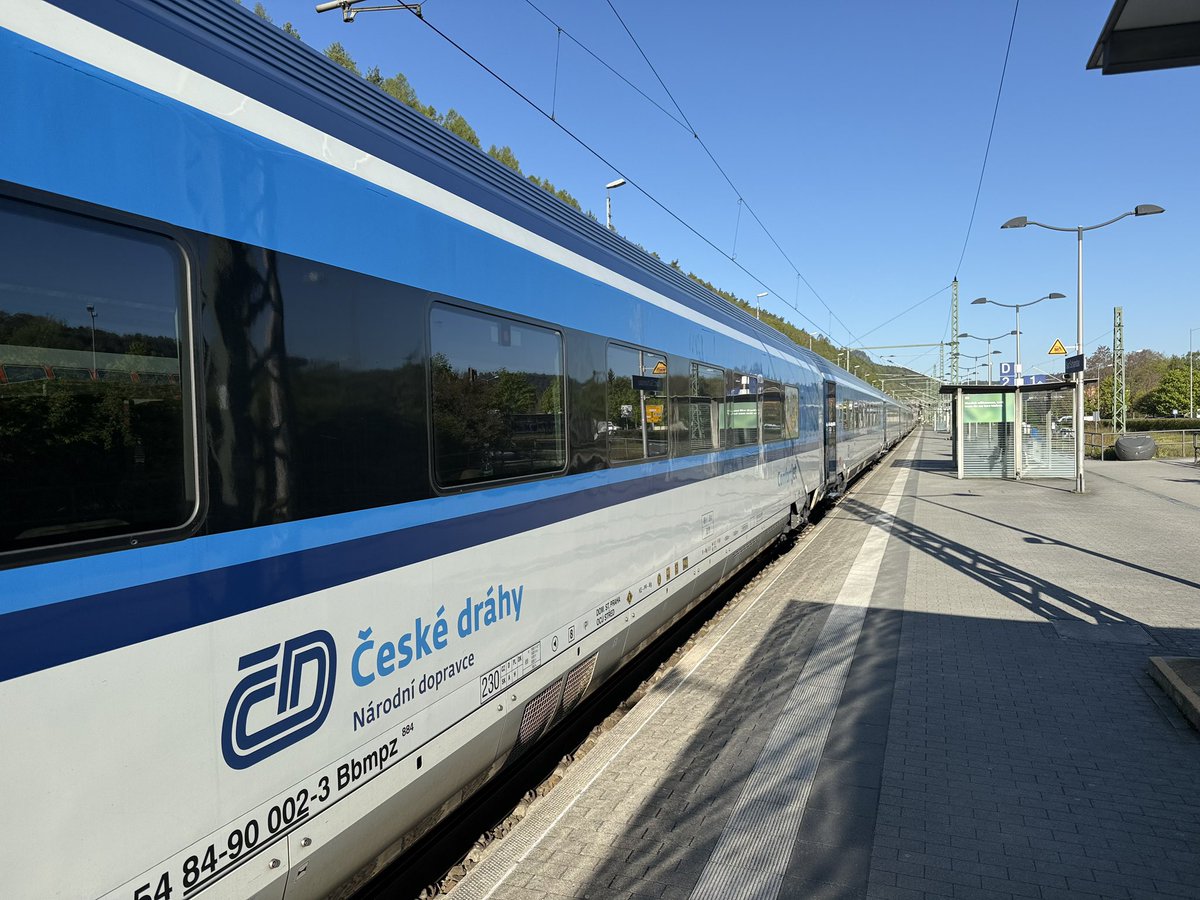 doc7austin's tweet photo. Post 1/2
Dresden–Prague: up to 12x daily in summer 2026 

03:10 RJ 479 Hamburg-Prague
07:08 EC 459 Zürich-Prague
08:09 RJX 251 Berlin-Villach
09:10 RJ 387 Copenhagen-Prague
09:30 ES 453 Brussels-Prague
11:10 RJ 173 Kiel-Prague https://t.co/cF86PQeoQ3