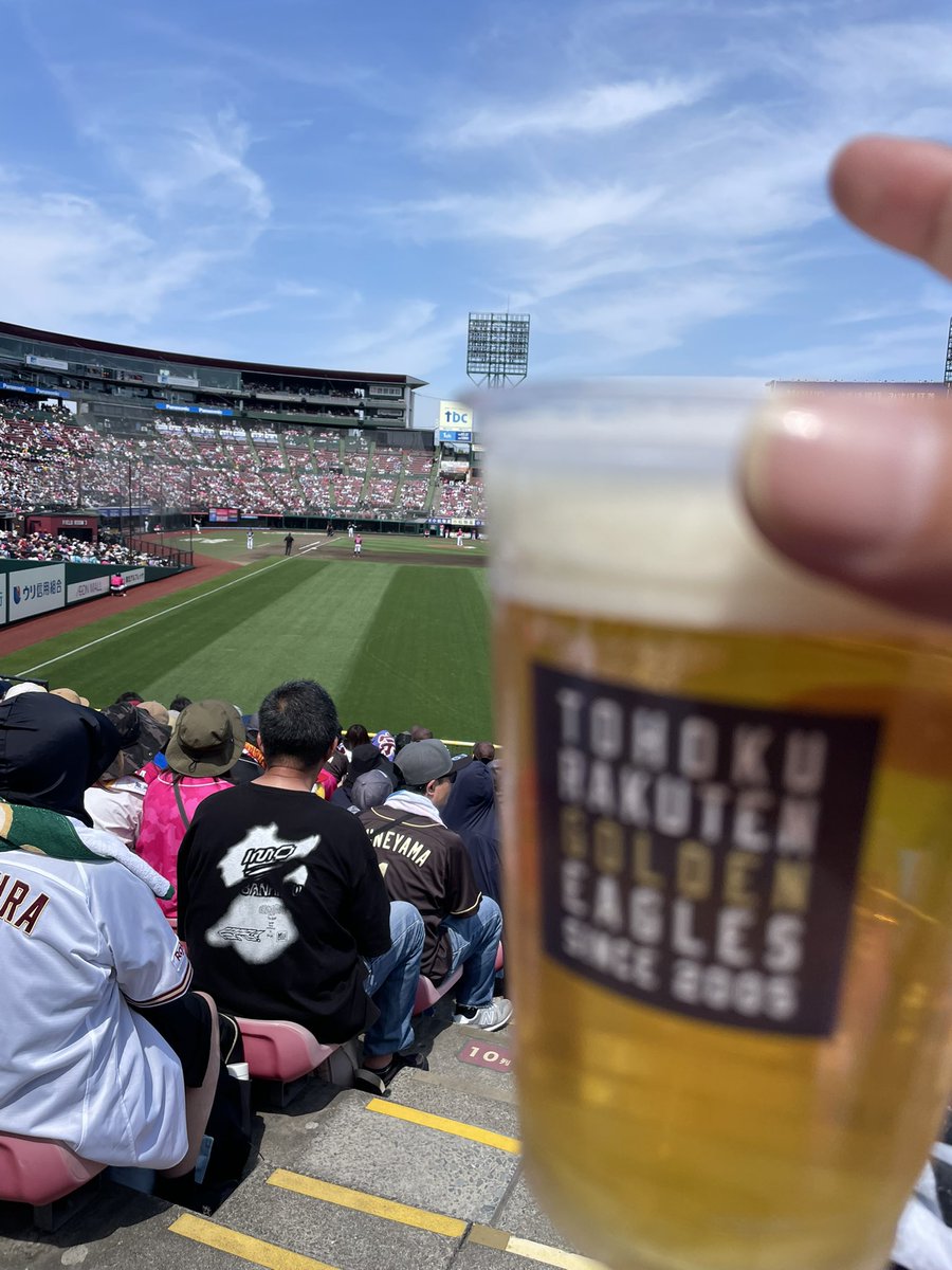 junf0601's tweet photo. 残念ながら負けてしまいましたが、ビール🍺が美味しい季節になりました😊

辰己亮選手のスーパーファインプレー、推しの中島選手の捕殺、平良くんのホームランなど見応えはありました😊

現地観戦、１勝5敗😱
日曜日になかなか勝たせてもらえないですねー😱

#rakuteneagles https://t.co/Wr6LrbrXdh