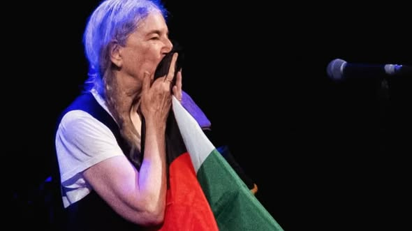 tzenmar's tweet photo. Patti Smith: Το  φιλί της στην παλαιστινιακή σημαία είναι η πιο punk υπενθύμιση αλληλεγγύης https://t.co/GYnnjVe5bW