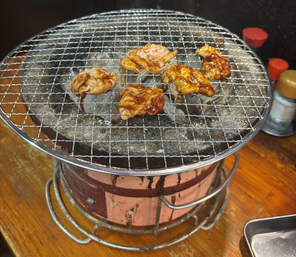 SA_4016's tweet photo. 大須の「やぶ屋」に行ってみた
名古屋めし中心の居酒屋で、夜通し営業しているのが特徴で終電過ぎても朝まで大丈夫
とんちゃんなどの肉料理は七輪で自分で焼くスタイルで、友人と行くのがよさそう https://t.co/K5zuMxcGVq