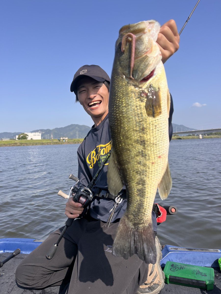 ryoya_Bottomup's tweet photo. 土曜日の遠賀川は浜さんのボートにお邪魔して久々ボートフィッシング！
ブレーバーⅡのスナネコが大活躍で3匹キャッチ😁
風の強いタイミングで入った消波ブロックの穴撃ちでは、ブルスホッグ3inch使用して1匹の計4匹で終了☺️
浜さんもいいやつ釣れて、良き休日でした。

#Bottomup
#遠賀川
#PR https://t.co/VXwdzcyx3s