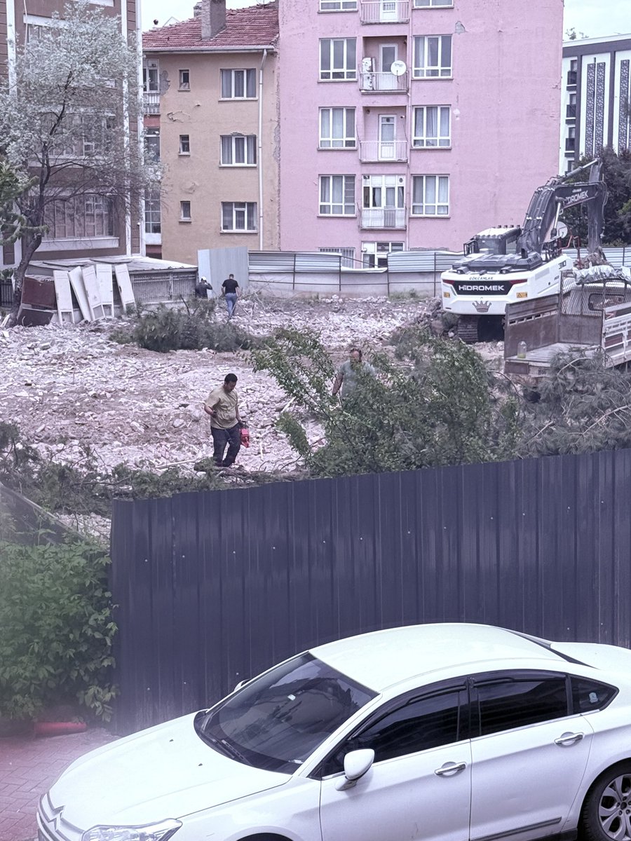 brszmn's tweet photo. @ankarabbld 
…Öncebeci mahallesi cevher sokakta yılım yapılan binanın ağaçları kesiyorlar . Haberiniz var mı ??? https://t.co/b1p3SIa4we