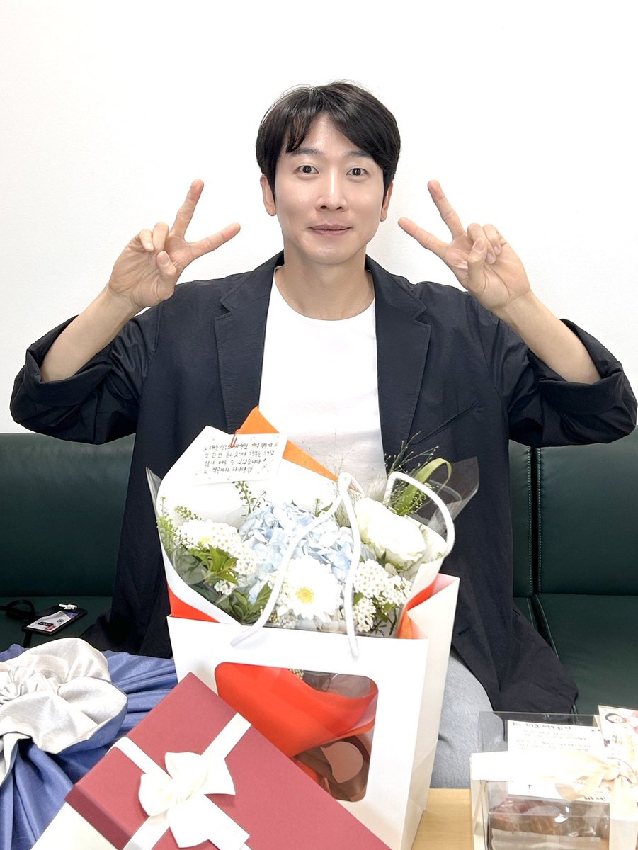 play_theLAS's tweet photo. 연극 <감정 연습> 팀에 성태준 배우 팬분께서 간식을 비롯한 선물을 보내주셨습니다! 덕분에 힘내서 공연 올릴 수 있었습니다. 감사합니다! :) https://t.co/qzPqBKAjQ7