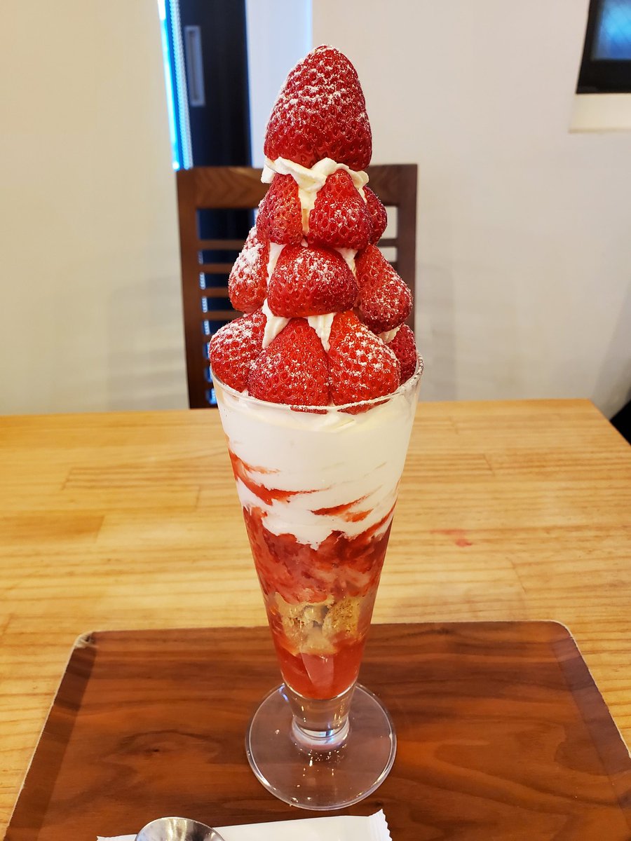 asakaraban's tweet photo. 府中「東京いちごカフェ」
東京いちごパフェ+いちごミルク
至福の時間はあっという間 https://t.co/4t2raNXb7l