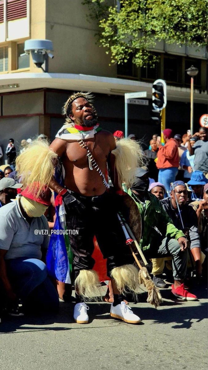 Man’s NOT Barry Roux tweet media