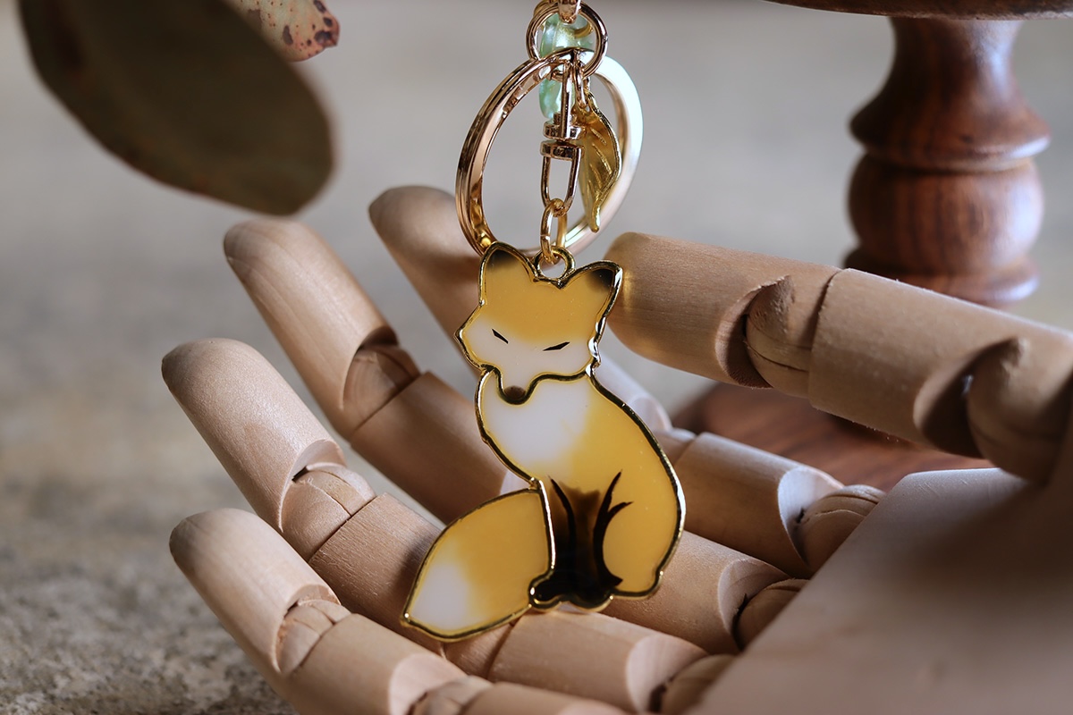 Stone Valley工房さんのキーホルダー『おすわりキツネ』と『蓄光
