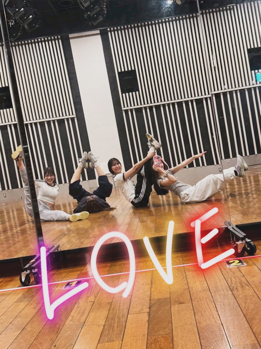 mcz_sant's tweet photo. ももクロ結成18周年おめでとう〜🥳
長らくももクロが生活の中心になっているけど最高に楽しくて幸せな日々を過ごさせてもらっています！いつも本当にありがとう✨
これからもずっとずっと大好きです🫶
 #ももクロ18歳
 #ももクロ結成18周年 https://t.co/gTwyrnOfD6