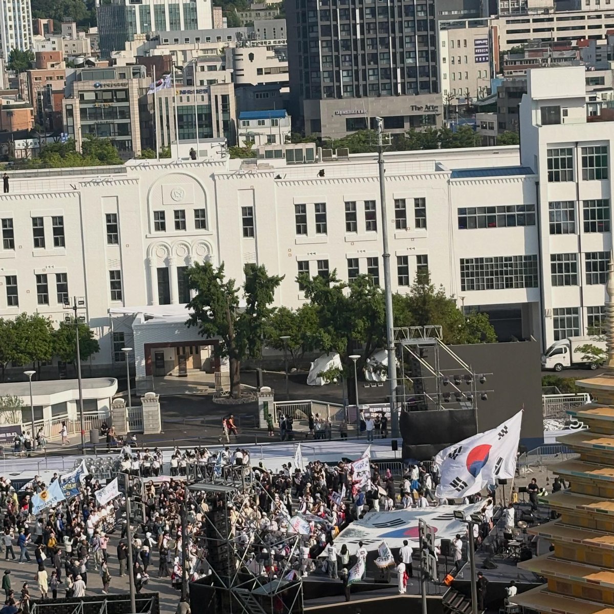 jongalkk's tweet photo. 전일빌딩바라보는. 전남도청 https://t.co/Z9c5qoOCJx