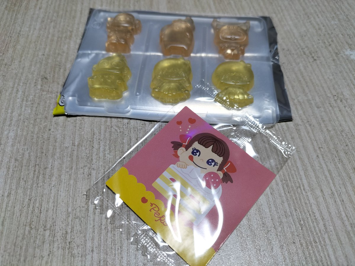 canbiodegacha's tweet photo. ダイソーでパッケージ変更で再販していたので、ひとつだけ購入。

で、ペコちゃんが出る 😩

#なかよしシールグミ https://t.co/7ubcbpczvO