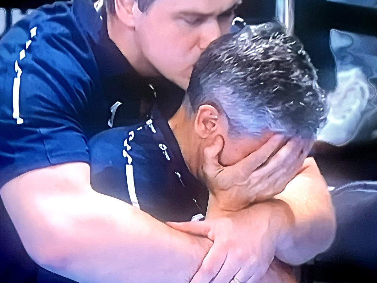 Luismilopez5's tweet photo. Polonia se clasifica para el CM tras una dramática eliminatoria ante la Austria de Iker Romero. El 30-30 hizo bueno el +1 de los polacos en la ida, 
tras un gol de Daszek en los últimos segundos. Emocionante imagen de Jota González y Julen Aginagalde, técnicos de Polonia
⬇️ https://t.co/8L00vQ70sG