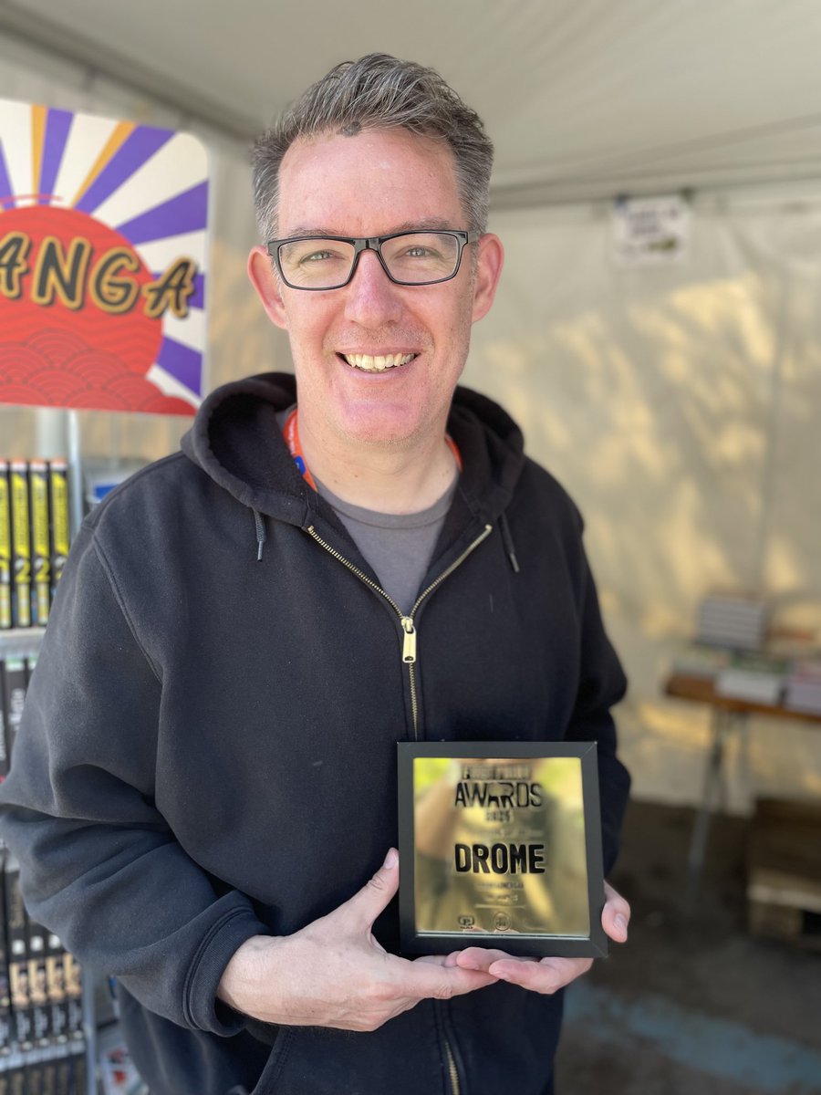 FirstPrintFRA's tweet photo. Et un de plus ! @jesselonergans a pu récupérer son #FirstPrintAwards 2025 du meilleur one-shot indé' pour Drome, sorti chez @404graphic_ ! 

En attendant un Eisner cet été ? 😇 https://t.co/PQ70tI1Nuj
