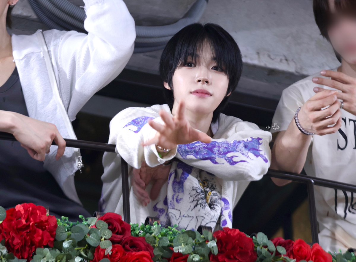 나나 tweet media