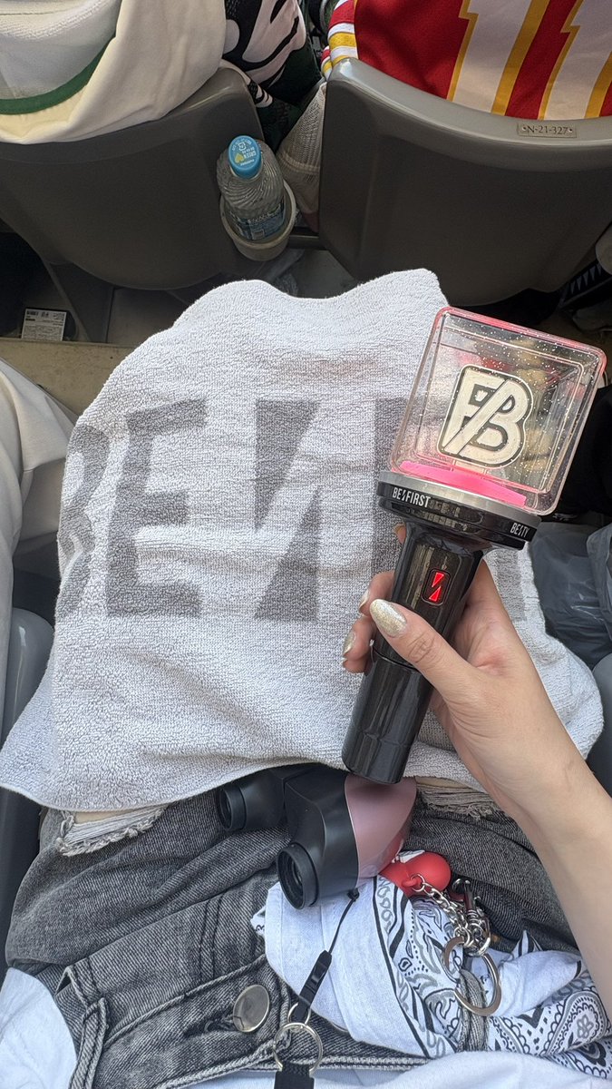 BESTY03476218's tweet photo. 5/17参戦 下層スタンド北にいました
どこかでグレーのタオルを落としてしまったみたいで😭席から多磨駅までの間かもです💦
どなたか見かけたり情報あったら教えていただきたいです🙇‍♀️お願いします😭🙇‍♀️
 #味の素スタジアム  #BEFIRST  #BF_StadiumLive2026 #落し物 https://t.co/3iNkEbN7aP