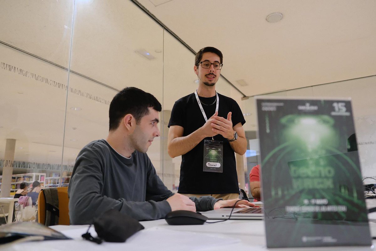 tecnologicasc's tweet photo. Así arrancó el domingo en #TecnológicaSC ⚡

La mañana nos dejó los últimos retos de #TecnoHack, muchísimo talento trabajando contra reloj y un #TecnoPlay que siguió lleno de partidas, cosplay y creatividad 🎮💥

#HazQuePase @santacruz_ayto @SocDesarrollo https://t.co/OqHApQiiQ1