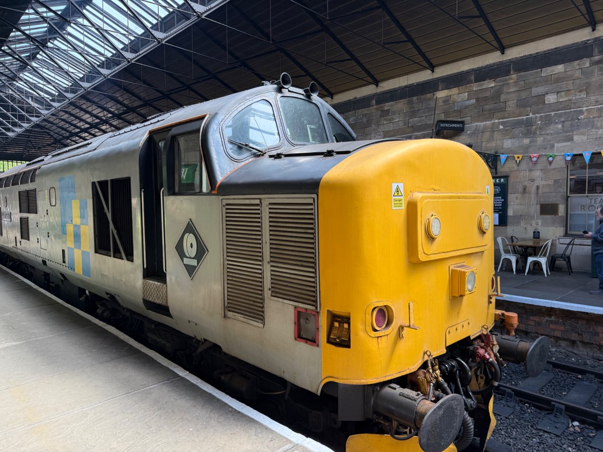 T1E2H3's tweet photo. Super Rescue on the North Yorkshire Moors Railway. The diesel is up front and the 5MT at the rear (or vise verse when it leaves). I’m going on tomorrow. https://t.co/0Lt3jqW4FJ